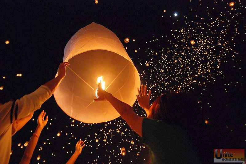 800px-LK_03_loy_krathong_yi_peng_san_sai.jpg